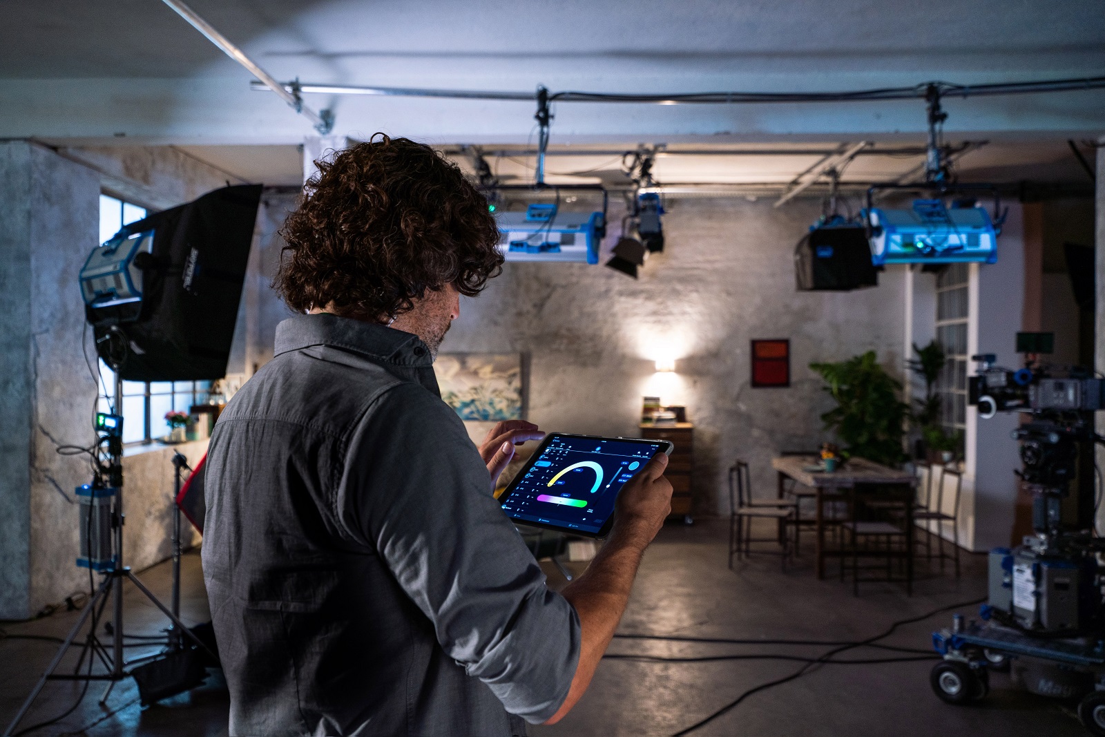 3_2020_arri-stellar-skypanel-on-set